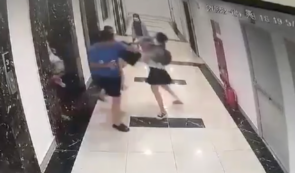 Ha Noi: Dieu tra vu nguoi dan ong xo xat voi co gai di chung thang may