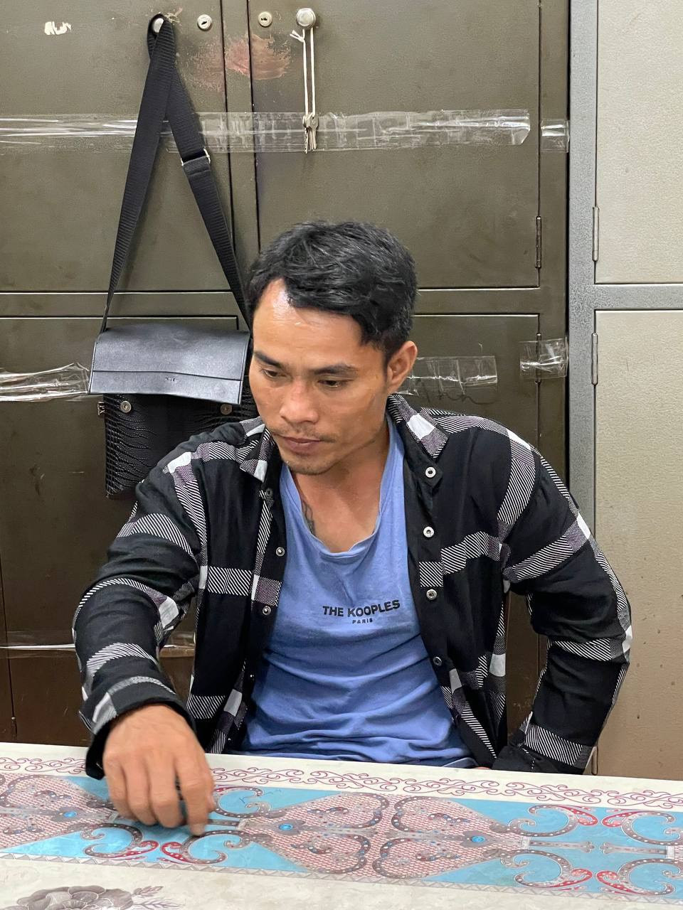 Hải khai quen biết chị D. và nảy sinh tình cảm nam nữ. Năm 2018, cả hai đi tới hôn nhân và có với nhau 1 người con. Thế nhưng, vài tháng sau cả 2 vợ chồng ly hôn. Hải cho rằng cha mẹ vợ không “nể” mình. Sau ly hôn, chị D. mang con nhỏ về nhà cha mẹ là ông C. – bà L. để chăm sóc. Thời gian này, Hải nhớ con nên mỗi lần đi làm về hay đi ngang qua nhà vợ cũ thì đều vào tìm gặp. Những lần đầu, ông C. – bà L. cũng để Hải thăm con. 