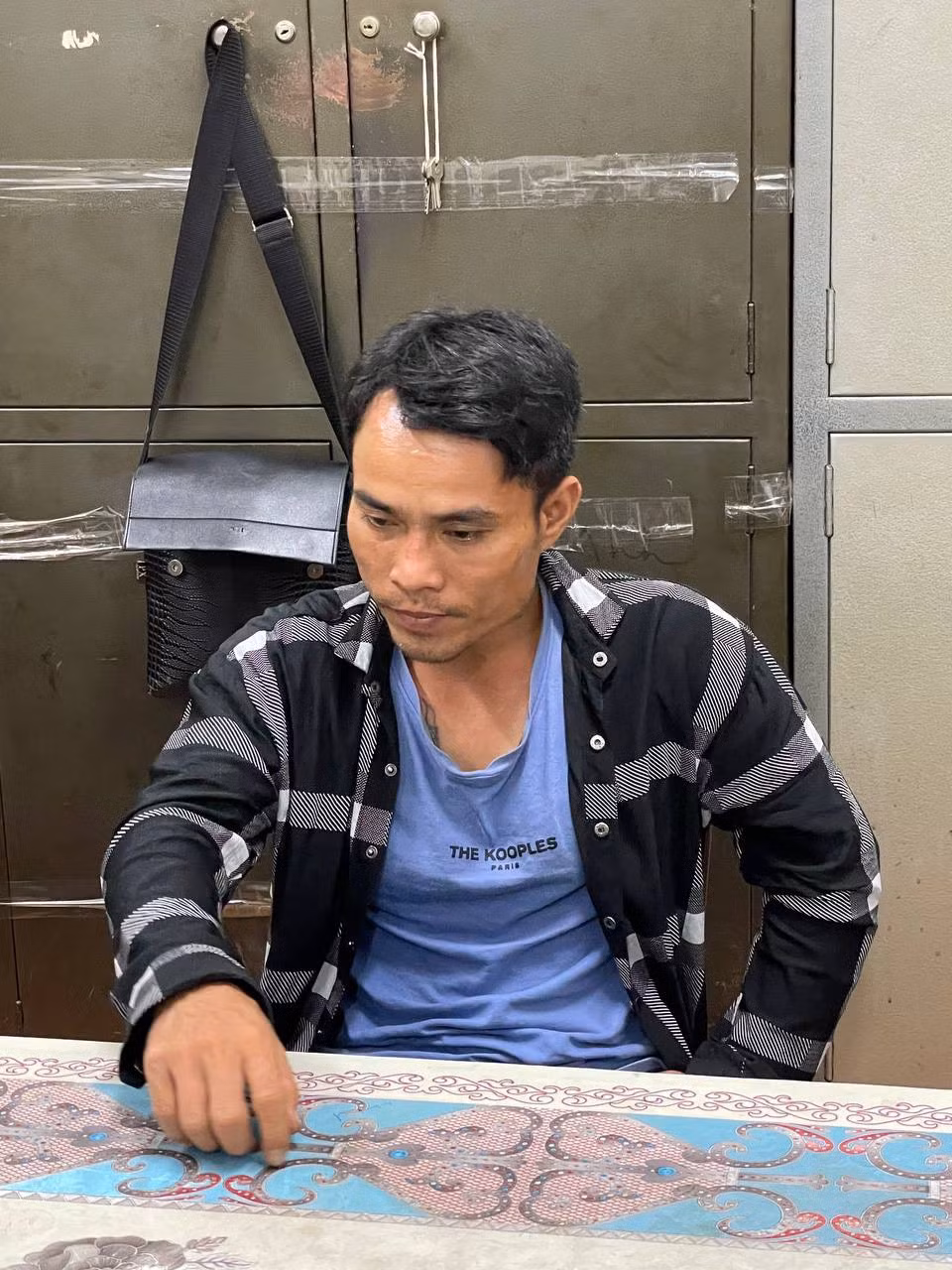 Hải khai quen biết chị D. và nảy sinh tình cảm nam nữ. Năm 2018, cả hai đi tới hôn nhân và có với nhau 1 người con. Thế nhưng, vài tháng sau cả 2 vợ chồng ly hôn. Hải cho rằng cha mẹ vợ không “nể” mình. Sau ly hôn, chị D. mang con nhỏ về nhà cha mẹ là ông C. – bà L. để chăm sóc. Thời gian này, Hải nhớ con nên mỗi lần đi làm về hay đi ngang qua nhà vợ cũ thì đều vào tìm gặp. Những lần đầu, ông C. – bà L. cũng để Hải thăm con. 