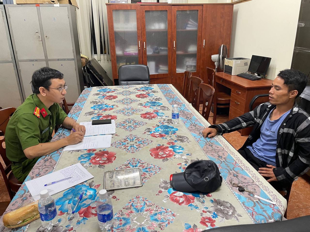 Nhiều lần tìm gặp con nhưng gia đình vợ cũ không cho gặp con và ngăn cản, nói nặng nhẹ với Hải, em trai của vợ cũ là H. nhiều lần tỏ thái độ với Hải. Chính vì thế, Hải bức xúc nảy sinh ý định giết cha mẹ và em trai của vợ cũ. Trưa 28/5, Hải mang theo búa, dao đi tới nhà cha mẹ vợ cũ với mục đích nếu gặp cha mẹ vợ và em trai thì sẽ ra tay. Hải đứng ngoài cạnh hàng rào nhìn vào nhà thì thấy con là cháu V. đi ra trước hiên nhà. 