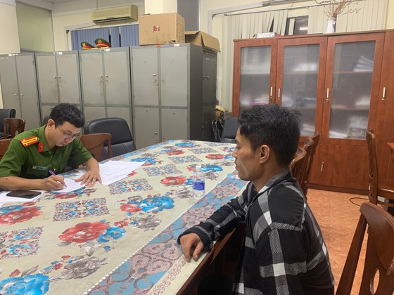 Đến 1h ngày 29/5, Hải đi xe tới TP HCM rồi dừng ăn sáng, uống cà phê ở quán. Quá trình di chuyển, Hải tháo biển số xe bỏ vào ba lô. Do có người bạn ở đường Liên Khu 4-5, quận Bình Tân nên Hải lái xe tới đây. Bạn của Hải do không biết bạn mình gây ra vụ án nên cho mượn tiền…Sau đó, Hải lái xe rảo quanh nhiều tuyến đường để lẩn trốn. Tuy nhiên, trinh sát đã lần theo bắt giữ được Hải khi đang đi trên Quốc lộ 1A, quận 12. 