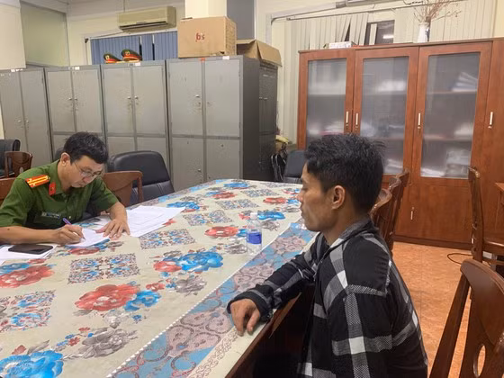 Đến 1h ngày 29/5, Hải đi xe tới TP HCM rồi dừng ăn sáng, uống cà phê ở quán. Quá trình di chuyển, Hải tháo biển số xe bỏ vào ba lô. Do có người bạn ở đường Liên Khu 4-5, quận Bình Tân nên Hải lái xe tới đây. Bạn của Hải do không biết bạn mình gây ra vụ án nên cho mượn tiền…Sau đó, Hải lái xe rảo quanh nhiều tuyến đường để lẩn trốn. Tuy nhiên, trinh sát đã lần theo bắt giữ được Hải khi đang đi trên Quốc lộ 1A, quận 12. 