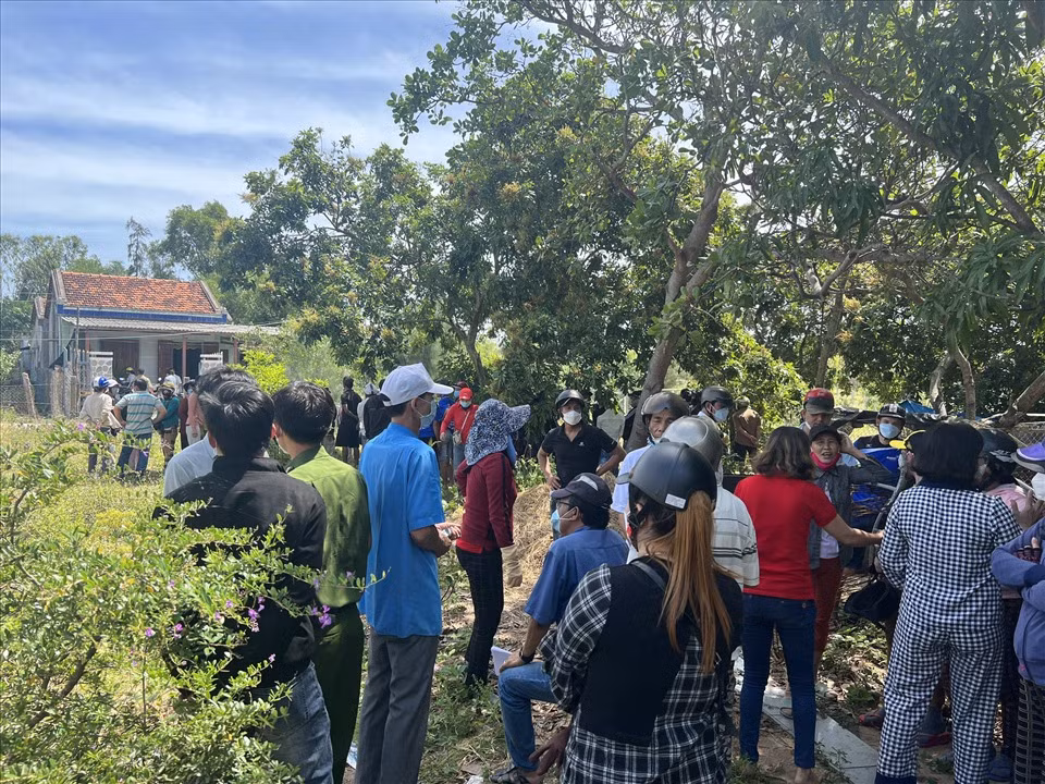 Trước đó, sáng 29/5, người dân sinh sống ở khu phố Phú Hiệp 3, phường Hòa Hiệp Trung, thị xã Đông Hòa, tỉnh Phú Yên phát hiện ông N.C. (SN 1962), bà L.Th.L. (SN 1964, vợ ông C.) và chị Ng.Th.D. (SN 1994, cùng ngụ tỉnh Phú Yên) tử vong nên báo Công an. Công an có mặt khám nghiệm hiện trường, tử thi, điều tra. Qua khám nghiệm, hiện trường có nhiều vết máu. 