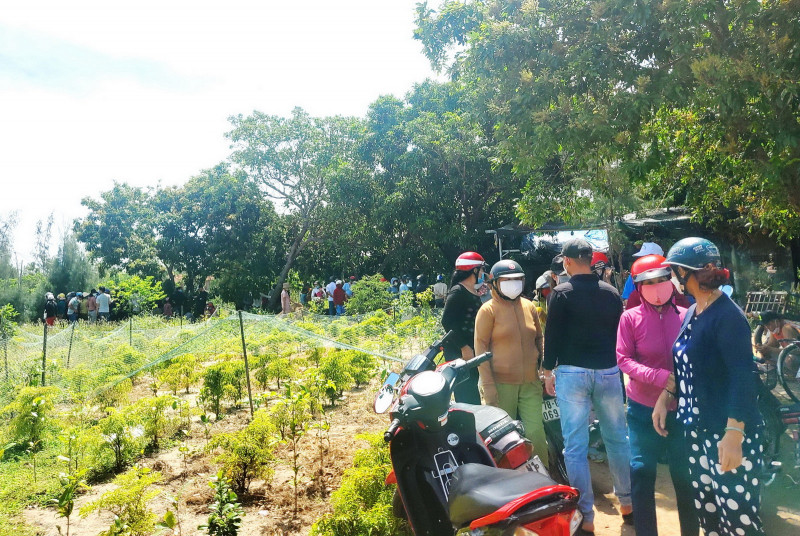 Người dân cho biết, vợ chồng ông C. còn 1 người con nữa là anh N.H. (SN 1999) nhưng người này đi làm ở xa nên thoát chết. Riêng chị D. và Hải có 1 người con chung là cháu V. (SN 2019). Gần 3 năm trước, chị D. đưa con gái về ở cha mẹ mình và người em trai. Từ lúc xảy ra vụ án, bé V. biến mất. Căn nhà xảy ra vụ án nằm cách nhà người dân hàng chục mét nên cũng không ai hay biết chuyện gì trong thời điểm xảy ra vụ án mạng. 