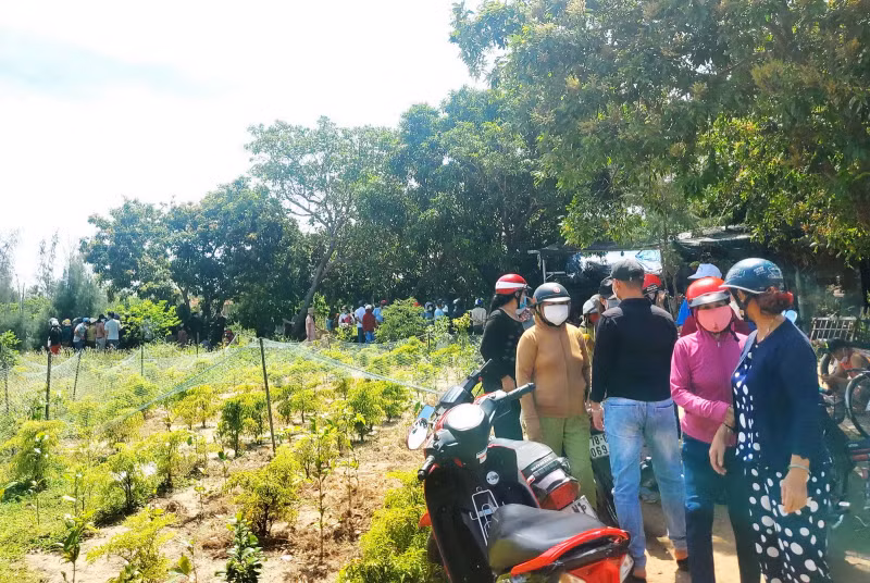 Người dân cho biết, vợ chồng ông C. còn 1 người con nữa là anh N.H. (SN 1999) nhưng người này đi làm ở xa nên thoát chết. Riêng chị D. và Hải có 1 người con chung là cháu V. (SN 2019). Gần 3 năm trước, chị D. đưa con gái về ở cha mẹ mình và người em trai. Từ lúc xảy ra vụ án, bé V. biến mất. Căn nhà xảy ra vụ án nằm cách nhà người dân hàng chục mét nên cũng không ai hay biết chuyện gì trong thời điểm xảy ra vụ án mạng. 