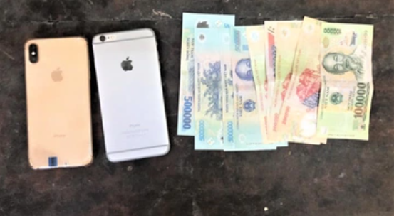  Đạp người câu cá xuống hồ để cướp chiếc iPhone: Phát hiện người đàn ông câu cá một mình trong đêm tại TP Ninh Bình, D.N.T (SN 2006), Q.V.Đ. (SN 2008), N.Đ.T. (SN 2007), N.H.Đ. (SN 2007), Đ.N.T.M. (SN 2007, cùng ở TP Ninh Bình) đạp nạn nhân xuống hồ, cướp điện thoại iPhone XS Max rồi mang đi bán. Ngày 31/5, Công an TP Ninh Bình cho biết vừa bắt giữ nhóm đối tượng này. 