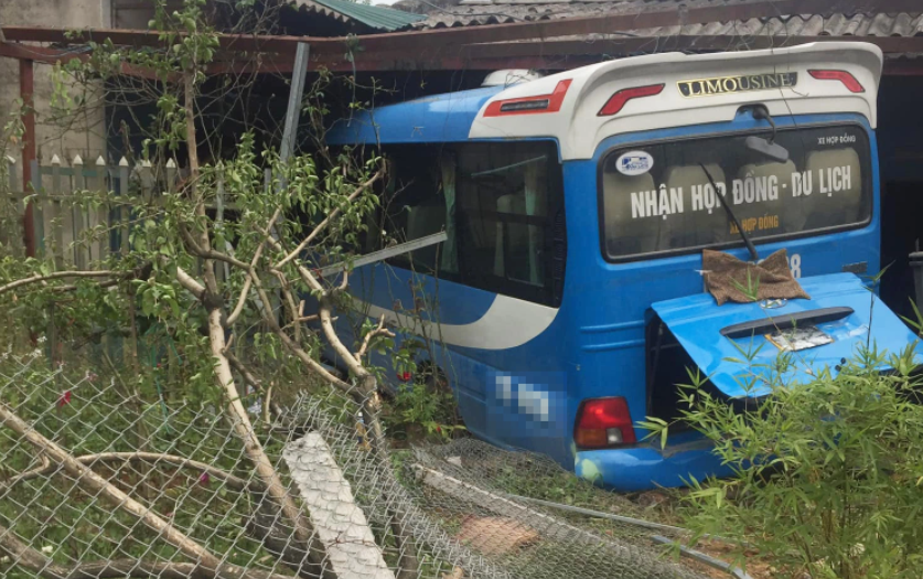  Xe khách chở 28 người mất lái, tông sập tường nhà dân: Sáng 31/5 tại xã Cốc San, TP Lào Cai, tỉnh Lào Cai xe khách biển số 17F chở 28 người (bao gồm cả tài xế) bị mất lái, tông trực diện vào nhà dân ven đường. Vụ việc không gây thương vong, nhưng căn nhà cấp 4 ven đường bị chiếc xe húc đổ sập một mảng tường. Nhiều mảng kính ô tô bị vỡ vụn. 