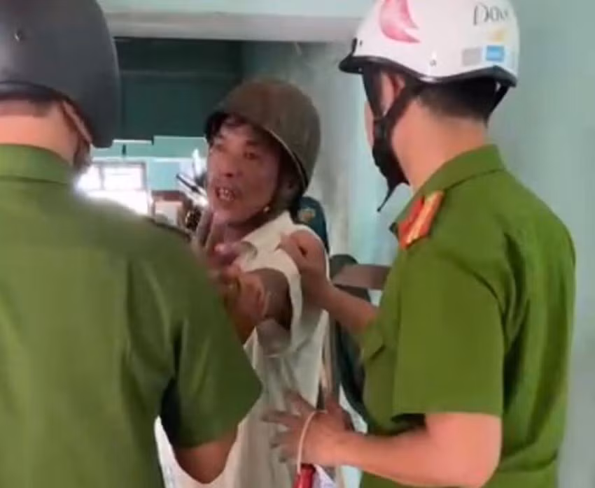  Dùng rựa chém vợ gục giữa đường phố: Lương Quang Hoàng (49 tuổi, ngụ Phú Hòa, Phú Yên) đi xe máy đến khống chế vợ là bà Nguyễn Thị Hường (50 tuổi) đang bán vé số ở ngã ba Trần Hưng Đạo – Trần Cao Vân thuộc phường 4. Hoàng dùng rựa chém nhiều nhát làm bà Hường gục tại chỗ, hiện đang cấp cứu tại bệnh viện. Ngày 31/5, Công an TP Tuy Hòa cho biết đang củng cố hồ sơ xử lý theo quy định.