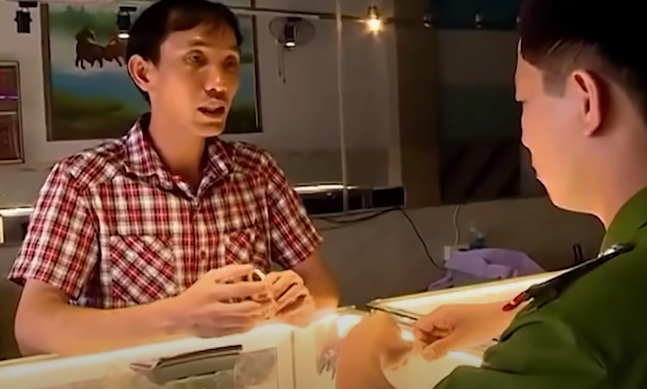 Đầu tháng 3/2013, cơ quan điều tra tiếp tục phát hiện chiếc lắc tay bằng vàng của bà Hà được bán cho một tiệm vàng trên địa bàn xã Xà Bang. Chủ tiệm vàng xác nhận, trước đó đã mua chiếc lắc tay này của bà Lê Thị Hường đây là một trong những tài liệu để cơ quan điều tra đấu tranh với và Lê Thị Hường.