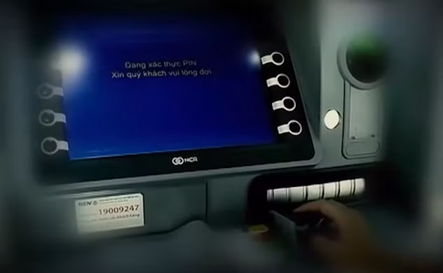 Cũng trong thời gian này, một tổ công tác của Công an huyện phân công điều tra vụ việc mất tích đã phát hiện tiền trong tài khoản của bà Hà tại ngân hàng liên tục bị rút ra. Ngày 22/7/2012, một số tiền được rút ra tại cây ATM trên địa bàn huyện Châu Đức. Ngày 19/9/2012, 10 triệu đồng được rút ra tại cây ATM thuộc địa phận TP Vũng Tàu. Và điều đặc biệt nữa số tiền lại được chuyển vào một tài khoản khiến các trinh sát nghi ngờ về sự mất tích của bà Hà. Liệu bà Hà có thực sự mất tích hay đang sống ở đâu đó?