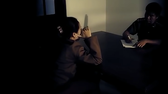 Tại cơ quan Công an, bà Hường khai nhận, nhặt được chiếc điện thoại trên ở trước nhà nhưng không biết của ai để trả lại nên tiếc của đem bán lấy tiền. Bà Hường cũng phủ nhận liên quan đến sự mất tích của bà Hà. Xác minh nhanh, cơ quan Công an chưa xác định được bất minh nào trong lời khai của bà Hường. Tuy nhiên, bằng linh cảm nghề nghiệp các trinh sát đã đưa người đàn bà này vào diện nghi vấn cần được theo dõi.