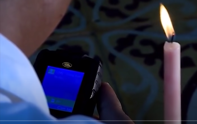 Với hi vọng mong manh và nỗi nhớ mẹ thi thoảng anh Sơn vẫn gọi vào số máy của bà Hà nhưng đều không liên lạc được. Nhưng bỗng một hôm, anh nhận được tin nhắn của bà Hà với nội dung: "Đừng lo cho mẹ, mẹ phải đi giải quyết thằng T. cái T. khi nào xong mẹ về con đừng nói với ai". Nhưng khi anh Sơn bốc máy gọi lại thì điện thoại lại tắt máy.