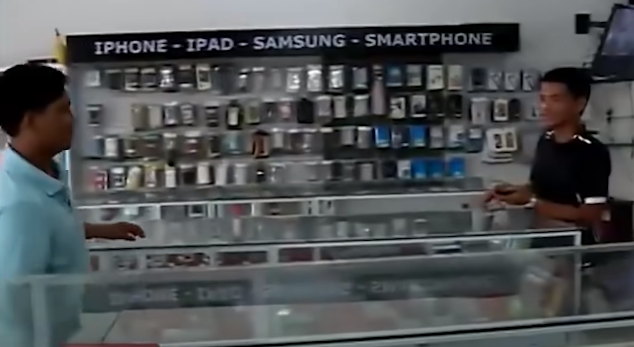 Ngay lập tức các trinh sát đã tới cửa hàng điện thoại, tại đây chủ cửa hàng cho biết, ít lâu bà Lê Thị Hường (SN 1974, vợ của nguyên Bí thư xã Kim Long, huyện Châu Đức, tỉnh Bà Rịa - Vũng Tàu) đem chiếc điện thoại cũ này nói là con cháu trong nhà còn dư không dùng nên đem bán và được chủ cửa hàng mua lại với giá 900 nghìn đồng. Sau đó, thấy sim còn tiền trong tài khoản nên chủ cửa hàng đã cho một người quen sử dụng còn điẹn thoại thì đã bán cho khách.