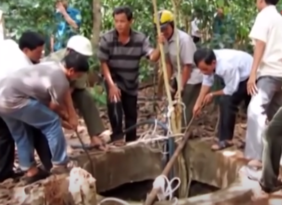 Điều nghi ngờ nhất là trong khu vườn của bà Hường có một cái giếng bỏ hoang. Cơ quan điều tra đã hút nước và cho người xuống tận đáy giếng để kiểm tra. Tuy nhiên không phát hiện điều gì liên quan đến sự mất tích của bà Hà vụ việc lại rơi vào bế tắc.