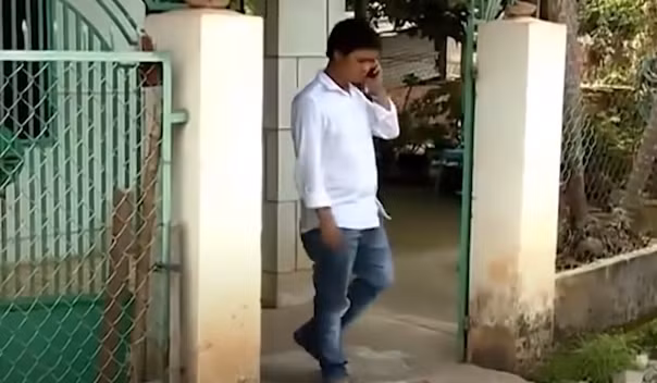 Một ngày cuối tháng 10/2012, được người bà con báo tin điện thoại của bà Hà đổ chuông hi vọng bừng lên, anh Sơn bốc máy gọi vào số điện thoại của mẹ mình, đầu dây bên kia có tín hiệu đổ chuông nhưng kì lạ một người không liên quan gì đến mẹ của mình nghe máy.