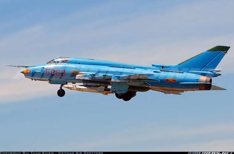 Tầm bay của những chiến đấu cơ cánh cụp cánh xòe Su-22 vào khoảng 1.150 km khi bay chiến đấu và lên tới 2.300 km khi bay tuần tiễu. Đây là một khoảng cách bay cực kỳ lớn so với cả các loại máy bay hiện đại sau này. Nguồn ảnh: Airliner.