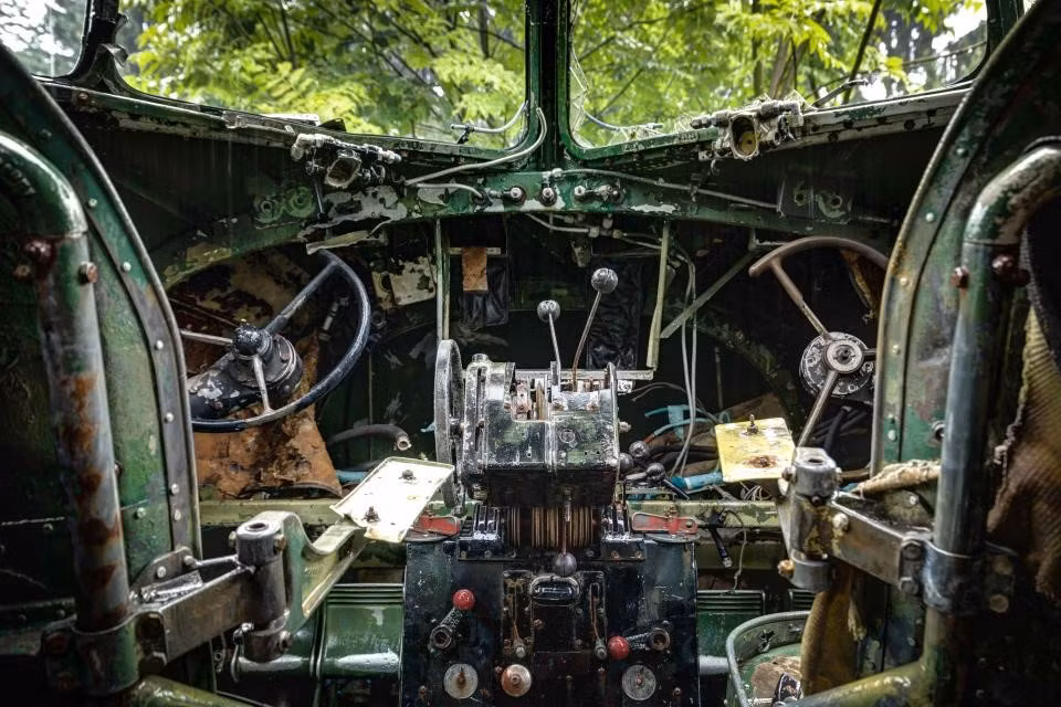 Cận cảnh một chiếc máy bay bị bỏ hoang trong gần 3 thập kỷ qua. Ảnh: Spooky.