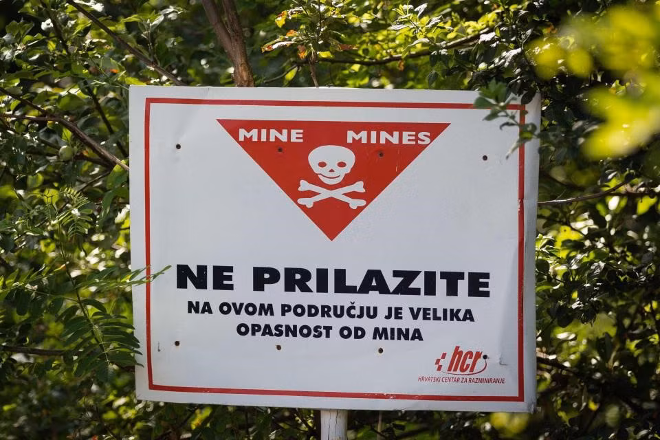 Các bãi mìn chưa nổ nằm rải rác khắp nơi. Khu vực này hầu như không có người qua lại. Ảnh: Spooky.