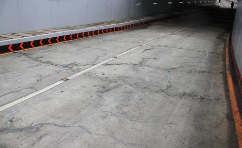 Phat hien hang tram dau vet la o hai ham chui Sai Gon