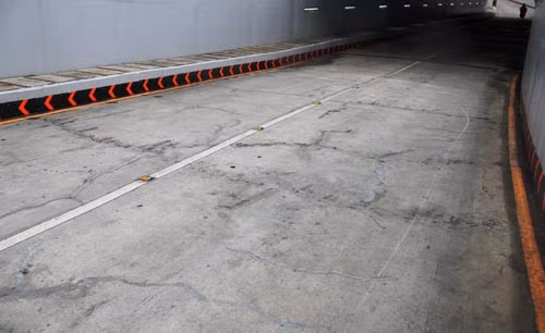 Phat hien hang tram dau vet la o hai ham chui Sai Gon