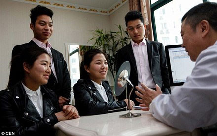 Hai cap vo chong di got mat de tranh bi nham ban doi