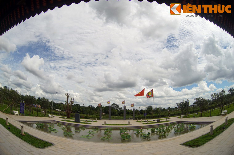 Năm 1698, Chúa Nguyễn Phúc Chu (1675 - 1725) phong Nguyễn Hữu Cảnh làm Thống suất, đem quân đi kinh lược xứ Đồng Nai.