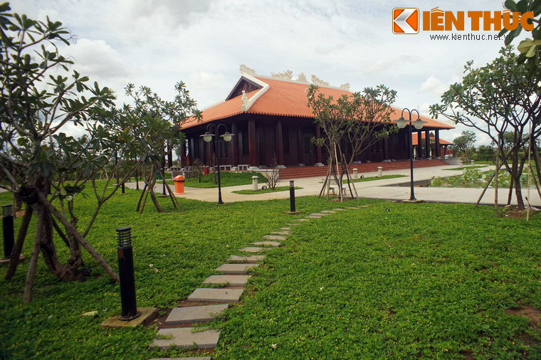 Ông được đưa về an táng tại thôn Bình Hoành, Cù lao Phố, doanh Trấn Biên, Biên Hoà, tỉnh Đồng Nai. Năm 1802, di hài ông được cải táng về quê nhà ở Quảng Bình.