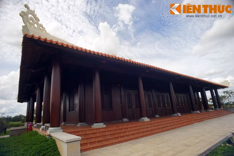 Vốn dòng dõi võ tướng, ông sớm theo cha là danh tướng Chiêu Vũ hầu Nguyễn Hữu Dật (1603 - 1681) chinh chiến, lập nhiều chiến công và được Chúa Nguyễn Phúc Tần (1620 - 1687) phong chức Cai Cơ.