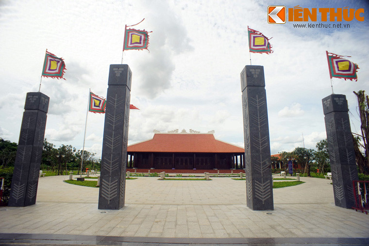 Nằm ở khu Công viên Lịch sử - Văn hóa dân tộc, phường Long Bình, quận 9, TPHCM, đền thờ Lễ Thành Hầu Nguyễn Hữu Cảnh là công trình tâm linh bề thế được xây dựng để tưởng nhớ công lao của vị tướng đặt nền móng xây dựng vùng đất Sài Gòn - Gia Định.