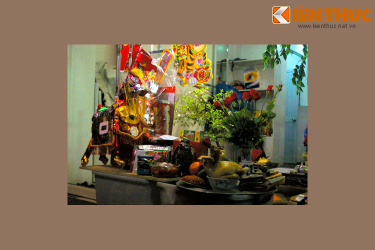 Mâm cỗ cúng Giao thừa được bày bên ngoài một ngôi nhà ở khu phố cổ, 22h22.