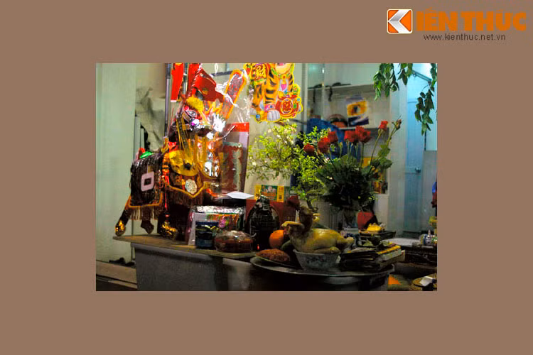 Mâm cỗ cúng Giao thừa được bày bên ngoài một ngôi nhà ở khu phố cổ, 22h22.