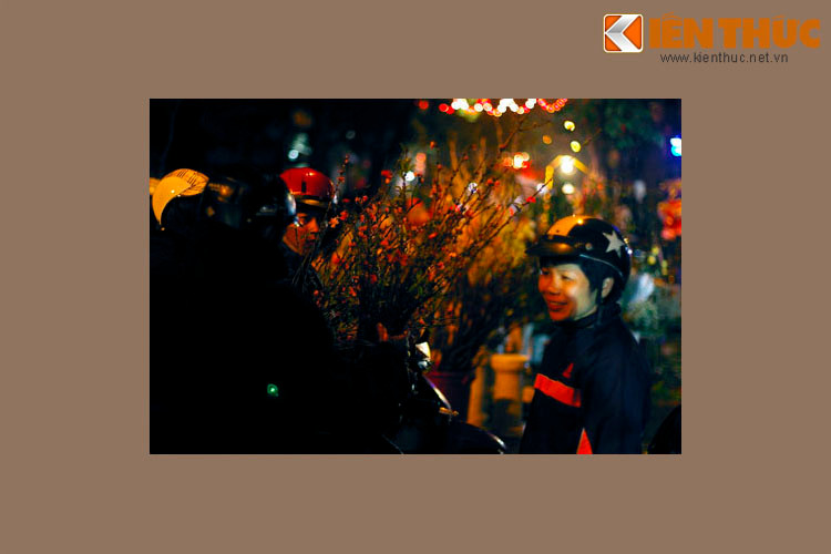 Những cành đào Tết cuối cùng được bán ở chợ hoa Hàng Lược, 22h09. Mua đào Tết ở chợ Hàng Lược trước Giao thừa là một nét văn hóa có từ xưa của dân Hà Nội.