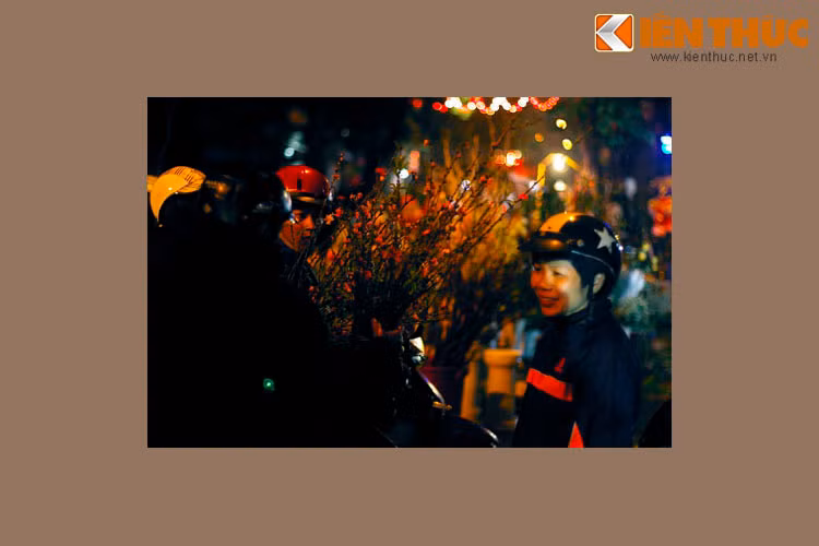 Những cành đào Tết cuối cùng được bán ở chợ hoa Hàng Lược, 22h09. Mua đào Tết ở chợ Hàng Lược trước Giao thừa là một nét văn hóa có từ xưa của dân Hà Nội.