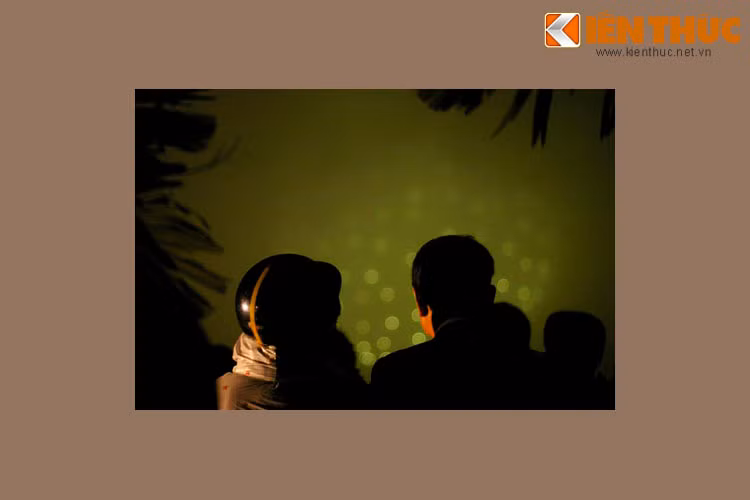 Những người có mặt ở bờ hồ lặng người trước ánh sáng pháo hoa, 00h07.