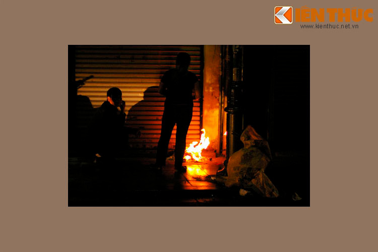 Người dân đốt vàng mã bên vỉa hè phố cổ Hà Nội, 21h53.