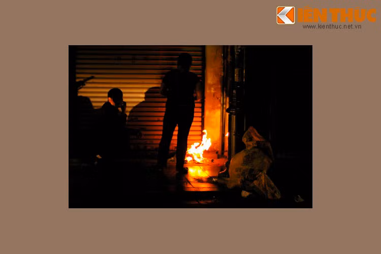 Người dân đốt vàng mã bên vỉa hè phố cổ Hà Nội, 21h53.