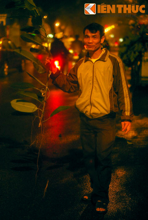 Một người bán lộc trên đường phố, 00h41. Mời quý độc giả xem video: Đi tìm Tết Việt. Nguồn: VTC14.