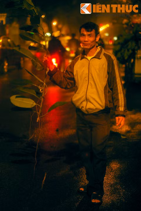 Một người bán lộc trên đường phố, 00h41. Mời quý độc giả xem video: Đi tìm Tết Việt. Nguồn: VTC14.