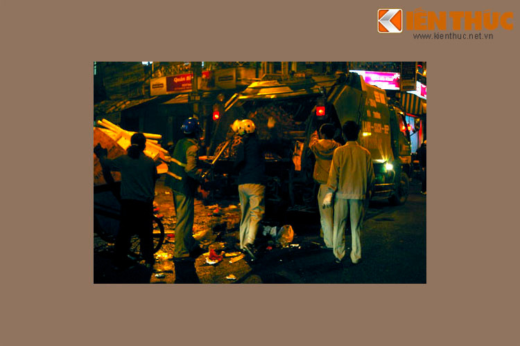 Những người công nhân vệ sinh vẫn làm việc hết mình trong đêm Giao thừa, 23h07.