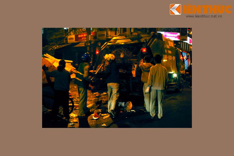 Những người công nhân vệ sinh vẫn làm việc hết mình trong đêm Giao thừa, 23h07.