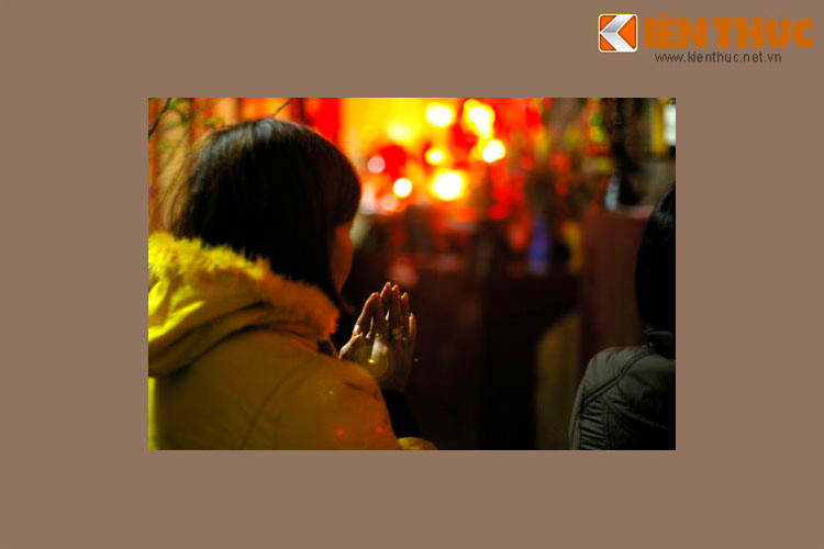 Người dân đi lễ sau Giao thừa đền Ngọc Sơn, 00h18.