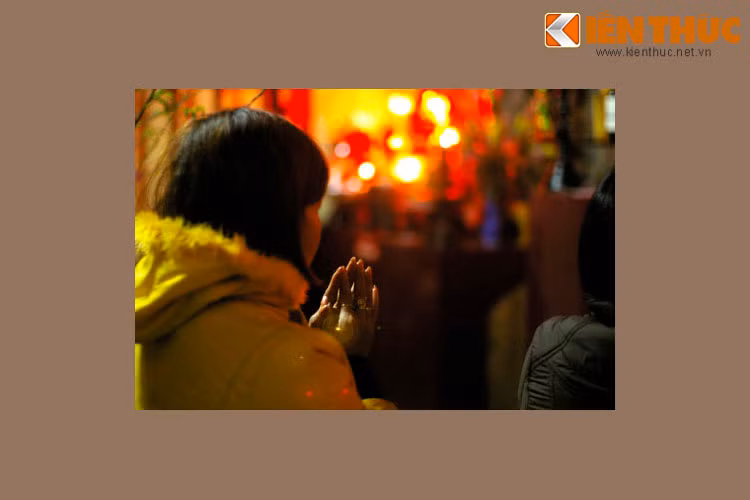 Người dân đi lễ sau Giao thừa đền Ngọc Sơn, 00h18.