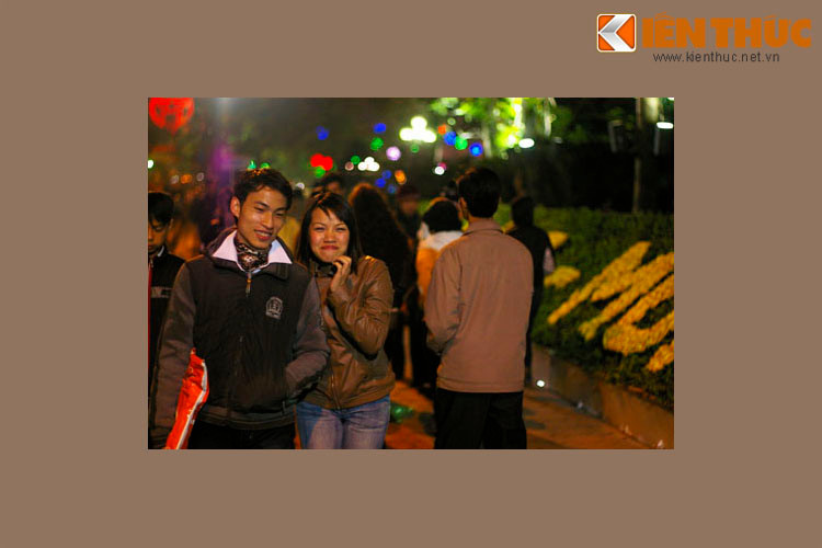 Dòng người đón Giao thừa ở bờ hồ Hoàn Kiếm, 21h34 ngày 25/1/2009, ngày cuối cùng của năm Mậu Tý.