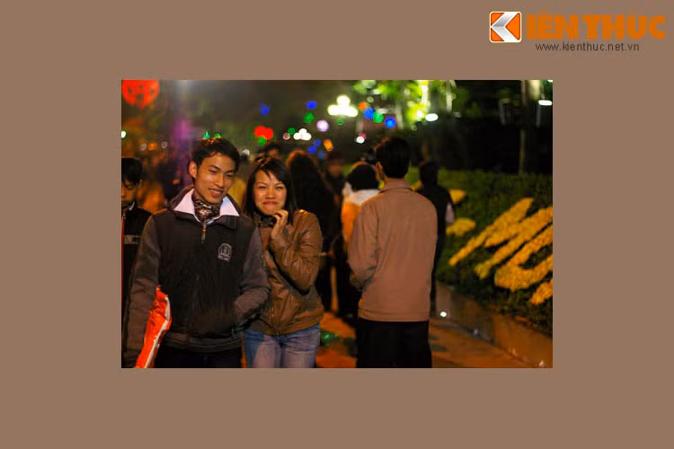 Dòng người đón Giao thừa ở bờ hồ Hoàn Kiếm, 21h34 ngày 25/1/2009, ngày cuối cùng của năm Mậu Tý.