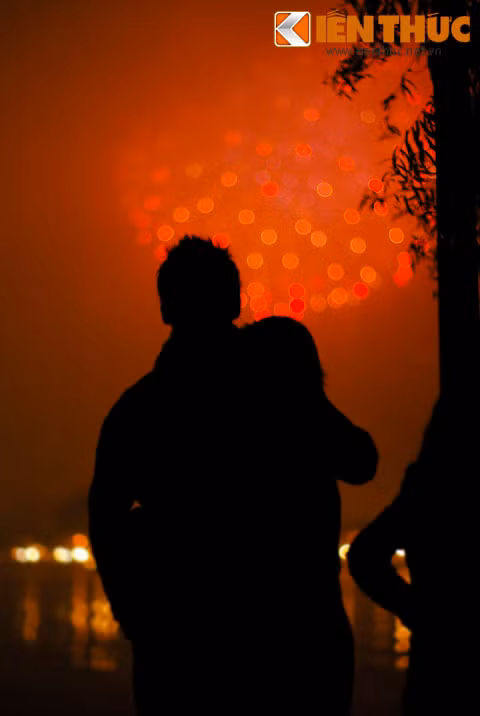 00h01, pháo hoa rực rỡ trên mặt hồ Hoàn Kiếm, báo hiệu những khoảnh khắc đầu tiên của năm Kỷ Sửu.