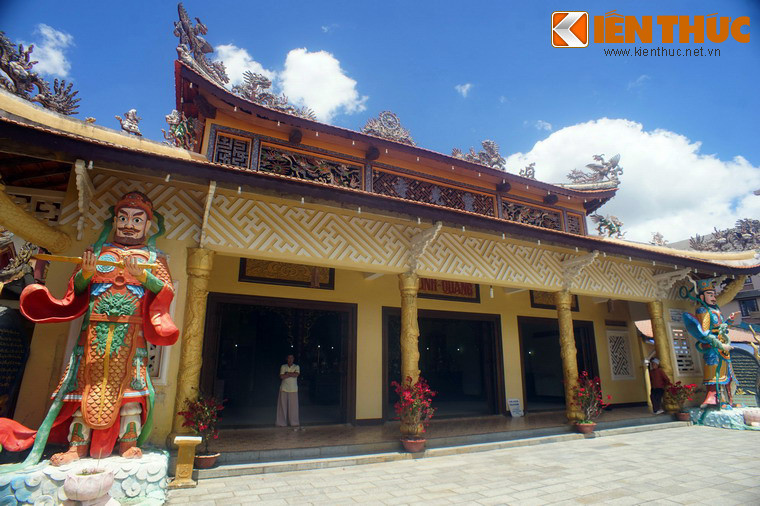 Chùa có lối kiến trúc cổ, mái chồng cong, trên mái hình long (rồng), lân, quy, phụng được gắn bằng những mảnh sành đủ màu sắc. Tòa chính điện dài 20 mét, gồm ba gian thông nhau.