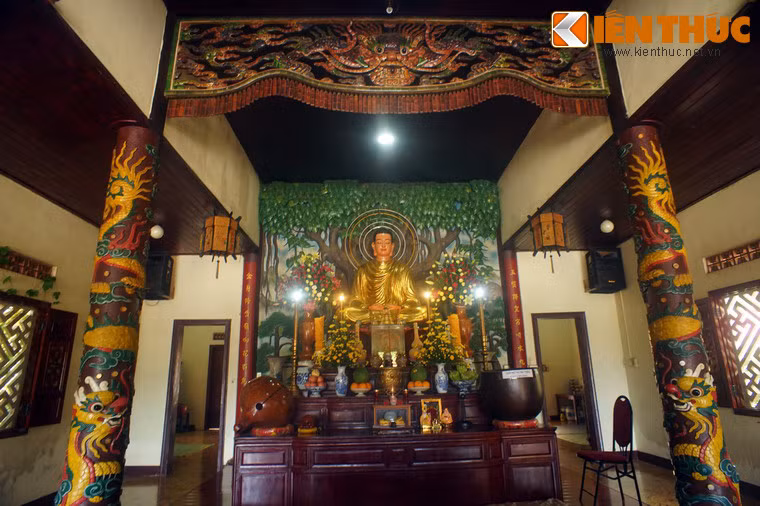 Chính điện thờ Phật Thích Ca ngồi trên tòa sen, hai bên là Bồ tát Quán Thế Âm và Hộ pháp. Phía sau chính điện là nhà Tổ thờ Bồ Đề Đạt ma.