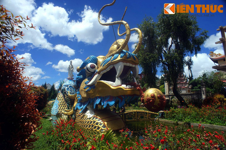 Trong khuôn viên chùa còn có ba bảo tháp và một tượng Quan Thế Âm thị hiện trên thân một con rồng dài bằng xi măng cốt thép được tạo tác rất mỹ thuật.