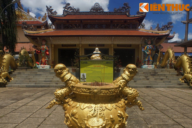 1. Tọa lạc tại số 133 đường Hai Bà Trưng, chùa Linh Quang là ngôi chùa đầu tiên được xây dựng tại thành phố Đà lạt. Chùa được tạo lập vào năm 1931, trùng tu lớn vào năm 1958 và năm 1972.