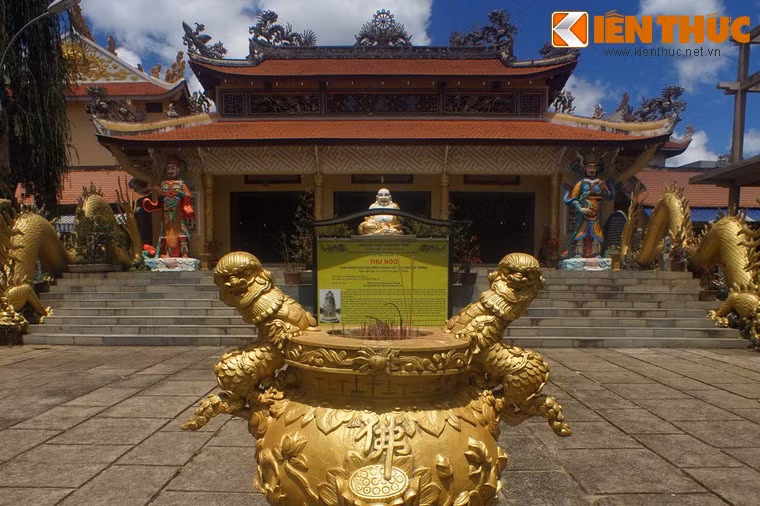 1. Tọa lạc tại số 133 đường Hai Bà Trưng, chùa Linh Quang là ngôi chùa đầu tiên được xây dựng tại thành phố Đà lạt. Chùa được tạo lập vào năm 1931, trùng tu lớn vào năm 1958 và năm 1972.